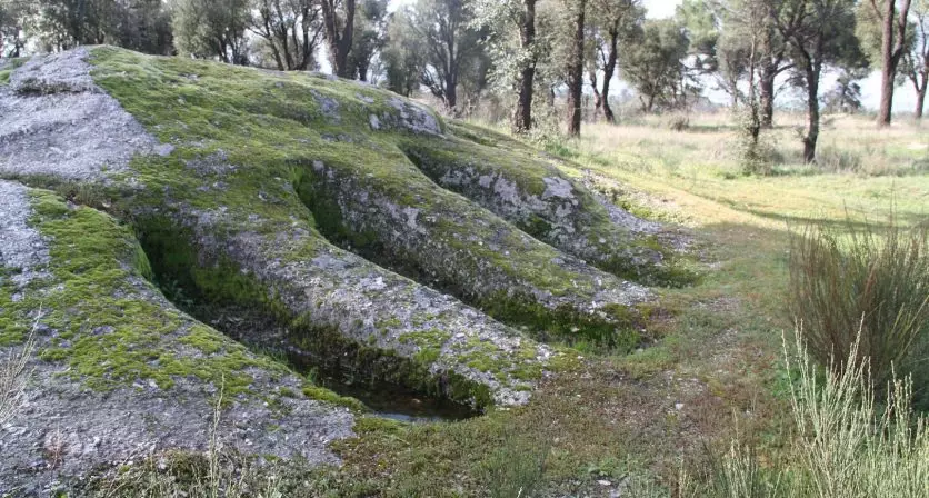 Descobrir Tábua: Aldeia de Casal da Senhora: Casa de João Brandão, Capela de Nossa Senhora do Campo e Sepulturas Antropomórficas
