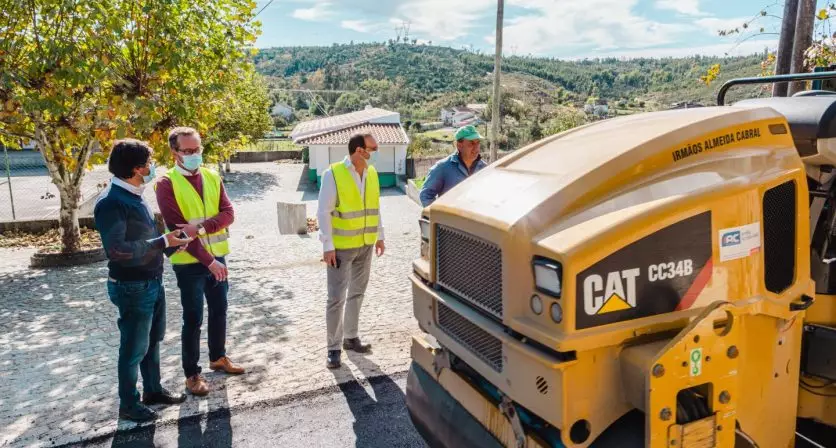 (Português) Presidente da Câmara acompanha obras de Promoção da Mobilidade Rodoviária do Concelho