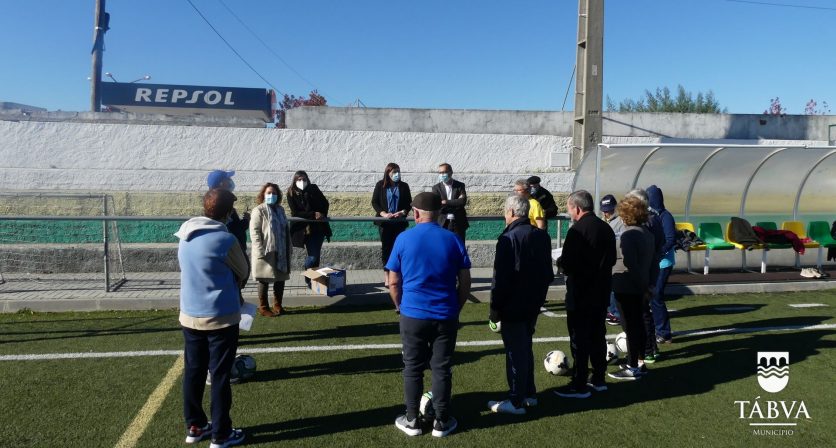 (Português) Município entrega equipamentos à equipa de Walking Football da Academia Sénior