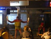 Galeria de Fotos - Pai Natal e Duendes encantam crianças e animam Comércio Local