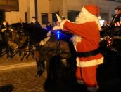 Galeria de Fotos - Pai Natal e Duendes encantam crianças e animam Comércio Local