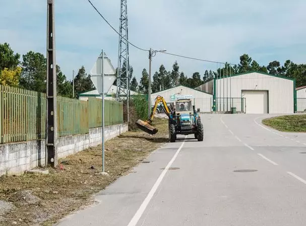 Autarquia procede a limpezas na Zona Industrial de Tábua