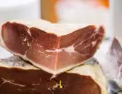 Galeria de Fotos - Tábua de Queijos e Sabores da Beira: Mercado dos Enchidos no Mercado Municipal de Tábua