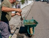 Galeria de Fotos - (Português) Câmara Municipal reforça limpeza de sarjetas para prevenir inundações