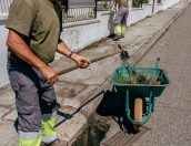 Galeria de Fotos - (Português) Câmara Municipal reforça limpeza de sarjetas para prevenir inundações