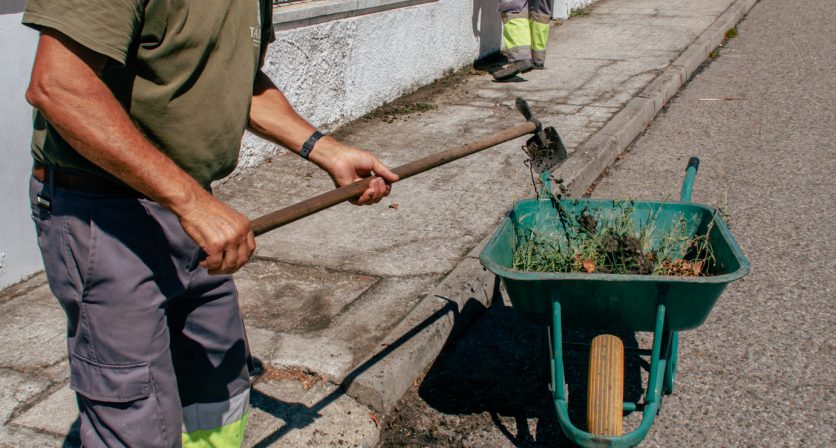 (Português) Câmara Municipal reforça limpeza de sarjetas para prevenir inundações