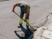 Galeria de Fotos - (Português) Câmara Municipal reforça limpeza de sarjetas para prevenir inundações