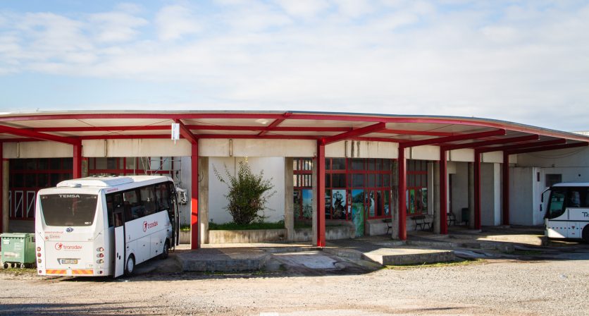 (Português) Município coloca nova cobertura no Terminal Rodoviário de Tábua