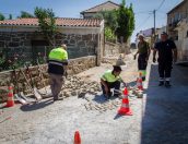 Galeria de Fotos - (Português) Município procede a reposição de calçada em São Simão