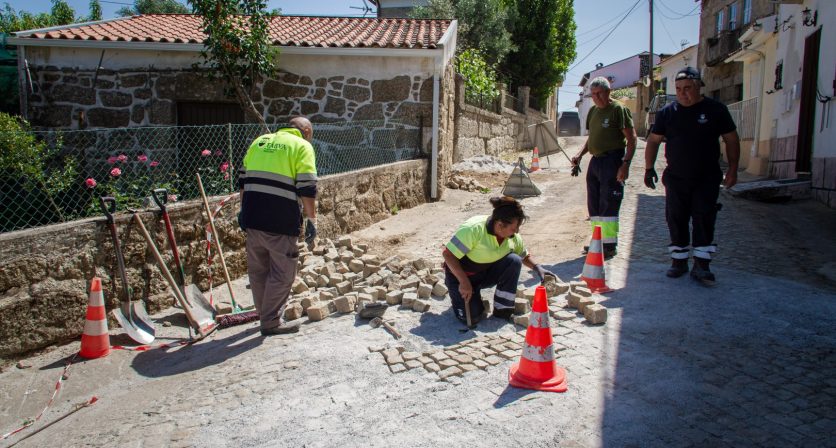 (Português) Município procede a reposição de calçada em São Simão