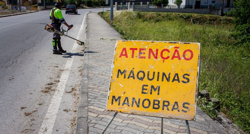 Município procede a limpeza e manutenção da Via Pública