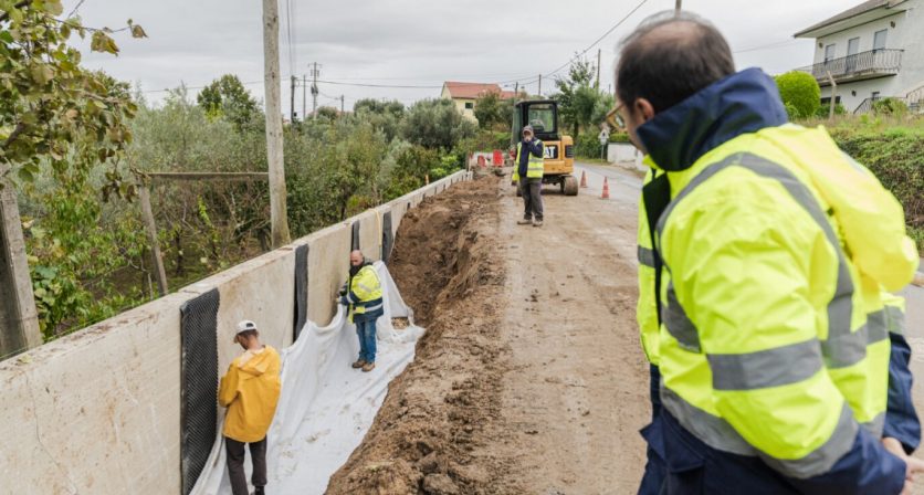 Município constrói muro de suporte de terras em Vila Nova de Oliveirinha