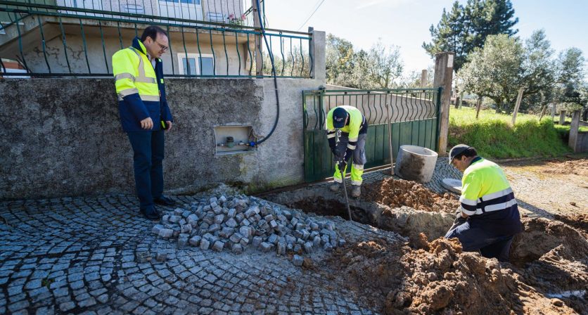 (Português) Em curso as obras do Saneamento Básico e da Rede de Águas da Carapinha