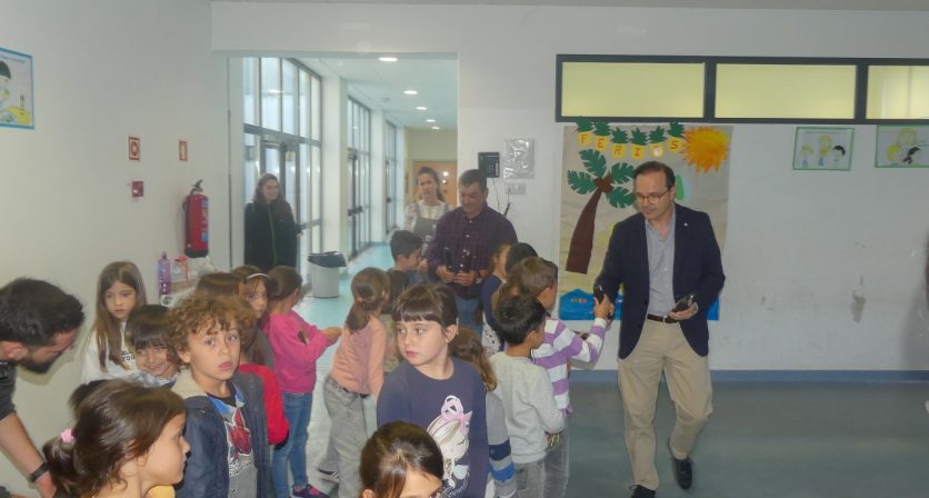 (Português) Município fomenta o ensino da música com oferta de flautas a todos os alunos do 1.º ano