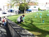 Galeria de Fotos - (Português) Cataventos coloriram Tábua para lembrar os direitos das crianças
