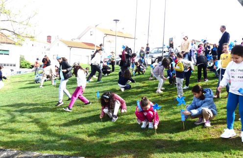 Cataventos coloriram Tábua para lembrar os direitos das crianças