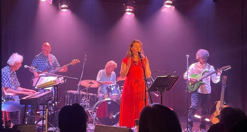 (Português) Oficina Artes de Palco acolheu concerto de Pink Umbrella com sala esgotada